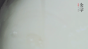 將浸泡了30分鐘的米放入電飯煲中，在水中加入半勺油。