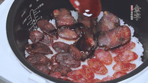 關(guān)上蓋子繼續(xù)燜煮20分鐘淋上醬汁。