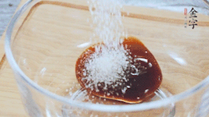 合上蓋子，啟動(dòng)電源煮飯。期間混合好調(diào)味汁。