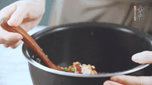 揭開鍋蓋，放上青菜，荷包蛋，就可以吃了。