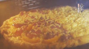 準(zhǔn)備好披薩餅皮，烤盤刷油后入烤箱預(yù)熱10分鐘，放上面餅后180度烤10分鐘。（現(xiàn)成買的披薩皮，就忽略此步驟）