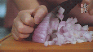 2.半個(gè)青椒、半個(gè)黃椒切圈、一個(gè)洋蔥切丁、三個(gè)白蘑菇切片備用。