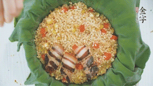 擺上金字醬肉，妥帖包裹好上鍋蒸。