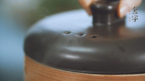 水開后轉(zhuǎn)中火蒸50-60分鐘。