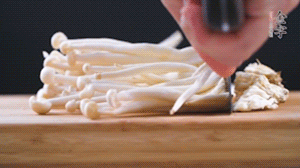 海鮮菇、蟹味菇去掉根部，洗凈。