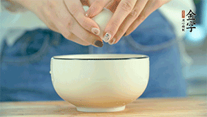 雞蛋液打散，可以加點(diǎn)鹽和黃酒，邊煎邊用筷子攪拌。