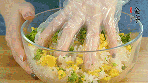 將飯團(tuán)用手搓捏成圓球狀。