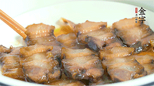 鋪上一片醬肉，撒點(diǎn)芝麻即可。