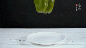 雞蛋打散，加青椒粒、蔥花攪拌。