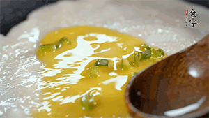 將雞蛋液鋪到面餅上，放上香腸。