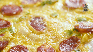 撒上一些芝麻，準(zhǔn)備一些番茄醬，一份早餐就做好了。