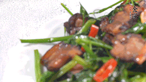 出鍋前加少許鹽調(diào)味。