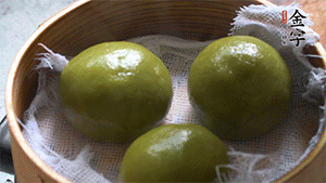 青團上沸水鍋中蒸10分鐘即可。