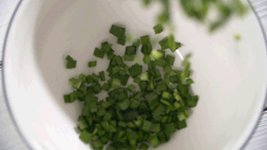 韭菜洗凈，切粒。