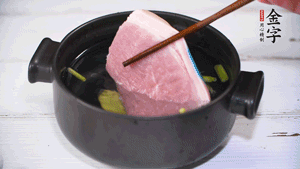 整塊豬肉，加蔥、姜片、料酒焯水。