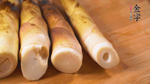 春筍剝?nèi)ネ鈿?，切成滾刀塊。