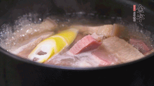 火肉、豬肉加料酒、清水大火煮開后，加入春筍小火慢燉40分鐘，出鍋前撒蔥花即可。