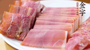 擺盤后鋪上老豆腐，淋點(diǎn)料酒，灑點(diǎn)白糖上鍋蒸20分鐘。