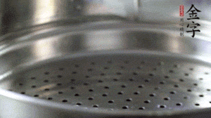 出鍋后，倒扣臘味，撒上蔥花即可。