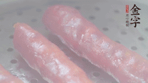 金字香腸上鍋，大火蒸5分鐘，切片備用。