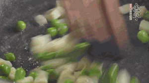 鍋中油7成熱時，入青豆、筍丁翻炒，然后加糯米飯加鹽均勻翻炒。