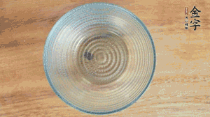 取一個碗，香菇倒放，香腸片圍繞鋪成圓形，加炒好的米飯壓實。