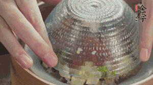 碗倒扣到盤中，擺上焯水后的熟蝦仁即可。