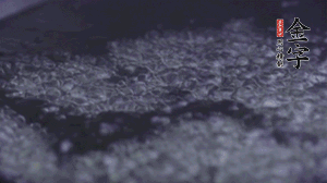 小青菜洗凈后，鍋中水燒開，放點(diǎn)鹽和滴幾滴油后燙熟。