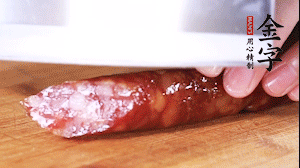 金字肉感香腸切成片，大蒜切末。