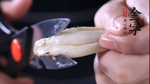 蟹味菇去掉根部洗凈。