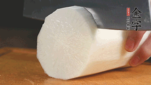 白蘿卜去皮切塊，豆芽洗凈。