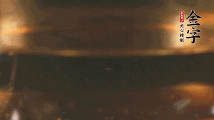 冷水下鍋，加入牛仔骨、姜片焯水備用。