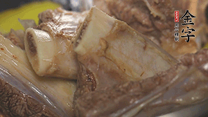 鍋中加熱適量油，加入姜和牛仔骨炒至外表呈金棕色。