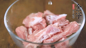 切成小段的排骨洗凈后，加姜片焯水3分鐘。