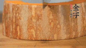 南瓜去皮洗凈后，切成規(guī)則的長方形。