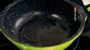 盆中放入炒好的蘿卜絲、香腸等食材，加粘米粉、澄粉，一邊倒香菇水，一遍攪拌成稀糊狀。（加入少量的澄粉可以讓蘿卜糕質(zhì)地柔軟又充滿彈性，而且還可以增加成品的透明感。 ）