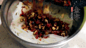 在蒸盤中鋪上油紙，鋪好食材后壓一壓，蒸箱中蒸30分鐘即可。（蒸好的蘿卜糕切成厚片，用少量油煎一下，撒點(diǎn)蔥花口味更好。）