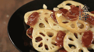 出鍋前加少許鹽調(diào)味，撒上蔥花即可。