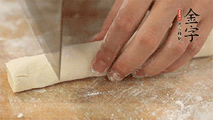 均勻切段后搓成長條狀，繞到香腸上，以紅豆點(diǎn)綴眼睛。