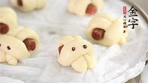 上鍋大火蒸20分鐘后，關(guān)火燜5分鐘就可以了。