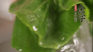 小青菜從根部掰開，分別洗凈。