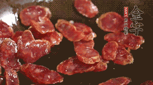 鍋中油7成熱時，，先放香腸煸香，再放荷蘭豆、小玉米均勻翻炒。（可淋點料酒或清水讓香腸口感軟一些）