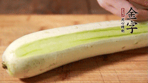 絲瓜去皮，切成1cm厚的小圈。