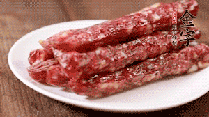 金字香腸切成薄片。