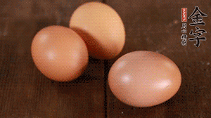 雞蛋加鹽打散1分鐘。