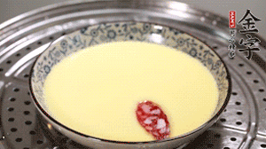 將香腸片均勻鋪上，繼續(xù)蒸6分鐘。