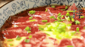 出鍋前淋上少許生抽、香油調(diào)味，撒上蔥花就可以了。