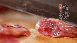 金字香腸蒸或煮至7成熟，切成片備用。