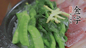 燜好的米飯開蓋，放入菜心、荷蘭豆，澆上調(diào)味汁拌勻。