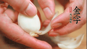 鮮百合花瓣剝成片。